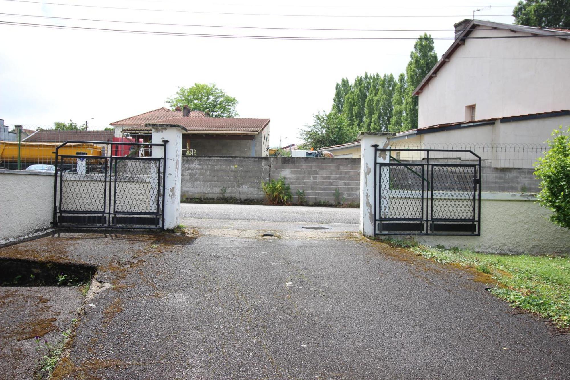 Apartment 3 - Tres Grand Jardin Privee - Terrasse Privee - Garage Velo Et Moto - Parking Voiture Privee Dans La Propriete - Gere Par Presta-zen'services Thierville-sur-Meuse